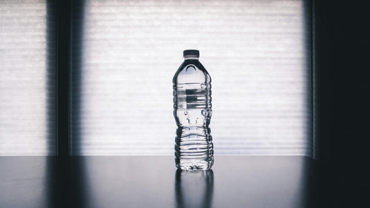 Bacteriën in je waterfles: waarom regelmatig schoonmaken én een beter alternatief belangrijk zijn